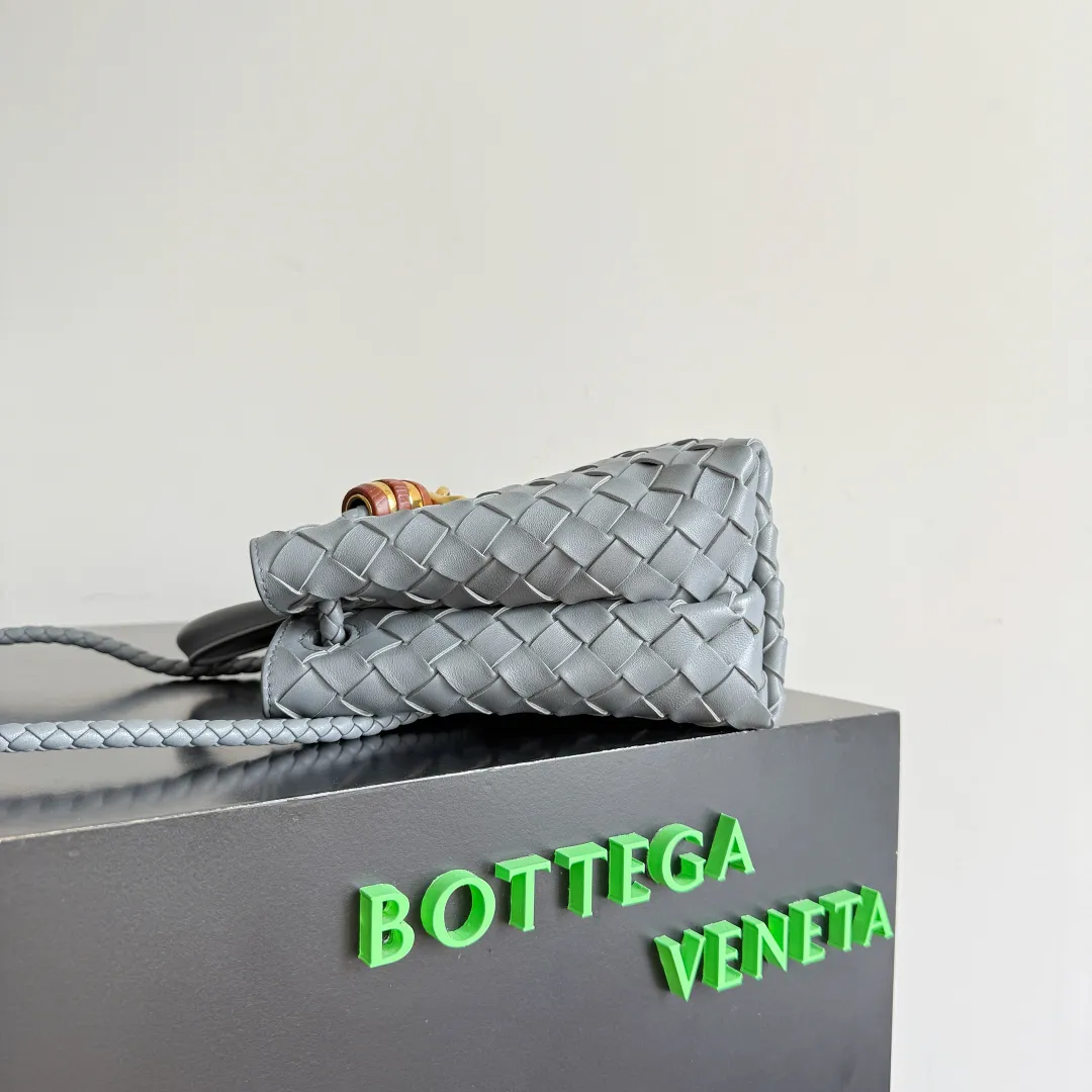 The new Andiamo batch of 3060 BV is shipped‼ ️The classic intercciato weaving process is used to create a soft bag, the metal knot is made of micro-cast aluminum using jewelry technology🪢, and the decorative beads are made of metal and hand-polished oak, allowing you to jump repeatedly between elegance and fun💃, making it unpredictable. Classic and versatile, it shows off your temperament, and the bag has a large capacity, making it very convenient for daily commuting! It has a variety of carrying methods, the shoulder straps can be adjusted by yourself, the original lambskin feels soft and delicate, and the unisex style breaks gender boundaries and brings a more practical and long-lasting use experience. The Andiamo, which has both elegant and casual styles, perfectly interprets the "fashionable old money style". Style number: 743568+wood hardware Color: slate gray Size: 25*22*10.5cm